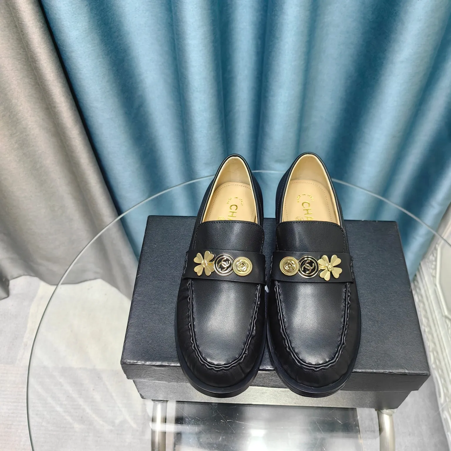 👟👟Ex-factory price 640👟👟 Chanel 24A latest handmade loafers! Counter purchasing version! ! The most difficult to buy handmade shoes at the counter. Classic logo element hardware design. Really super good-looking. Thousands of people are asking for it. Even second-class luxury products are priced at a premium. Size: 35-39. Other sizes are determined.